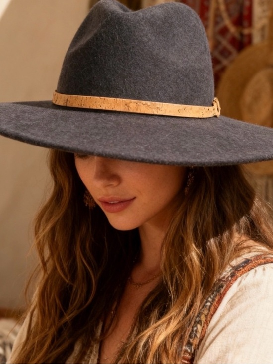 tentree Accessories - Tentree 100% Recycled Wool Wide
Brim Fedora Hat Black Tan
Leather Band